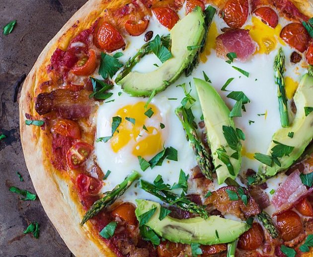 Brokastu piciņas ar avokado un olu