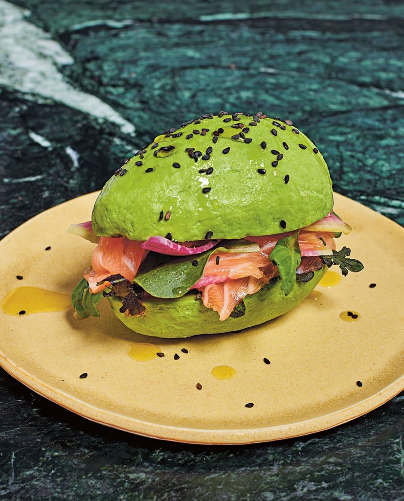 trendīgais auglis avokado burgers