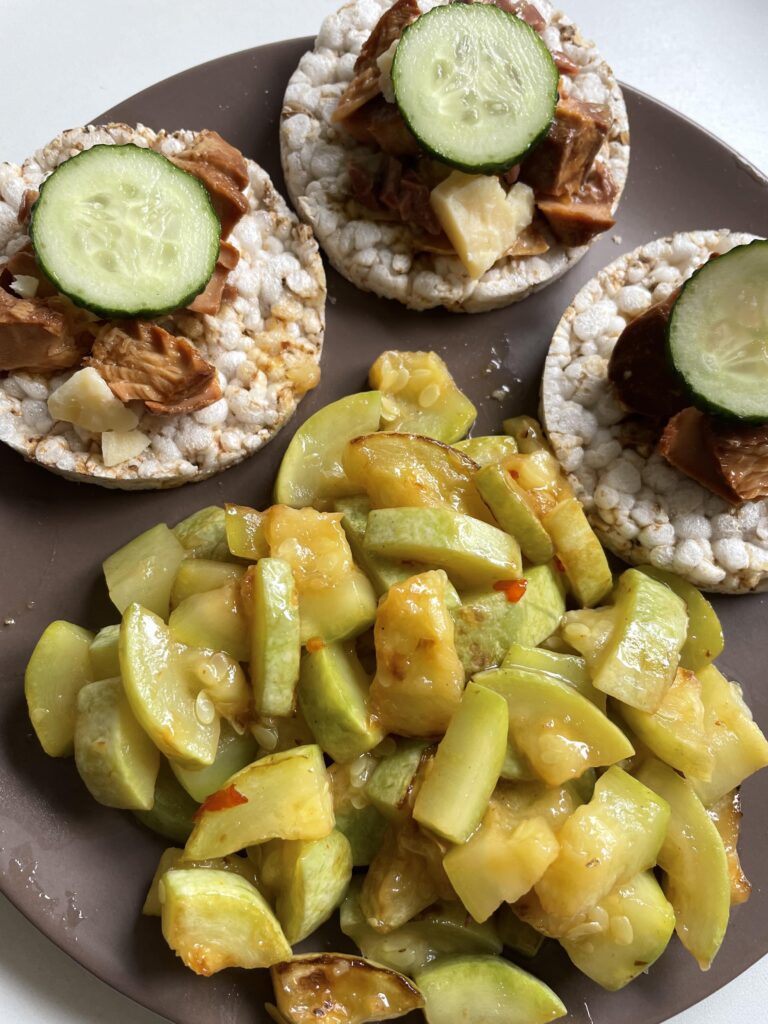 Rīsu-griķu galetes, lasis teriyaki mērcē, cietais siers un svaigs gurķis. Klāt cepts kabacis sojas mērcē.
