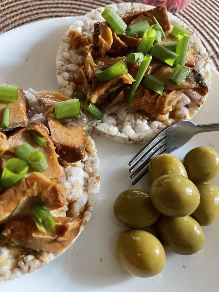 Rīsu-griķu galetes, lasis teriyaki mērcē, svaigi lociņi un pildītas zaļās olīvas.