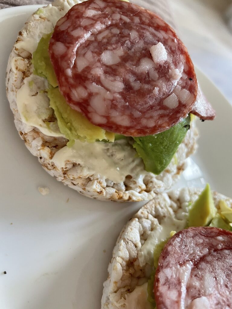 Rīsu-griķu galetes, bezlaktozes Philadelphia krēmsiers, avokado, saldā čilī mērce un salami desa.