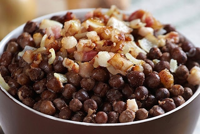 Ko gatavot Ziemassvētkos. Pelēkie Zirņi ar speķi.