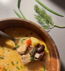 Pupiņu zupa ar cūkgaļu un visu ko