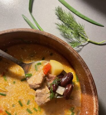 Pupiņu zupa ar cūkgaļu un visu ko