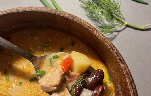 Pupiņu zupa ar cūkgaļu un visu ko