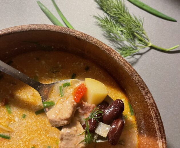 Pupiņu zupa ar cūkgaļu un visu ko