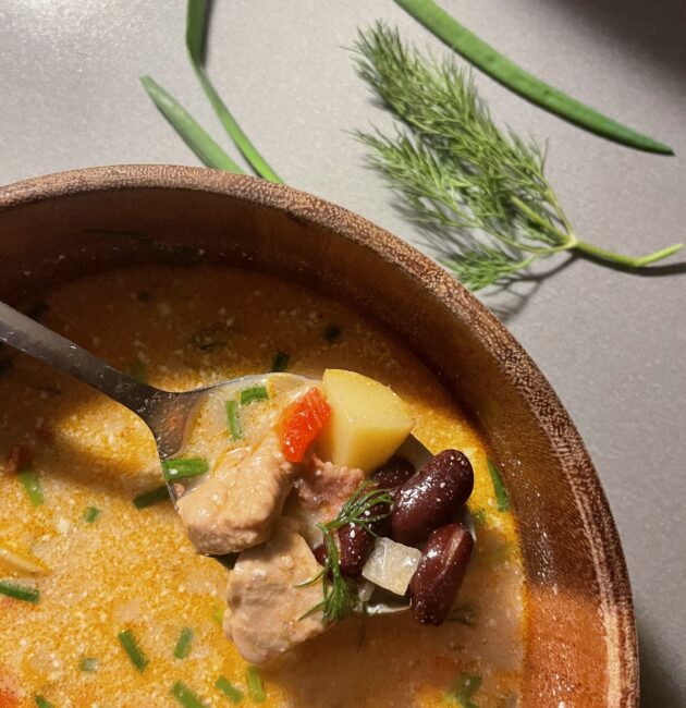 Pupiņu zupa ar cūkgaļu un visu ko