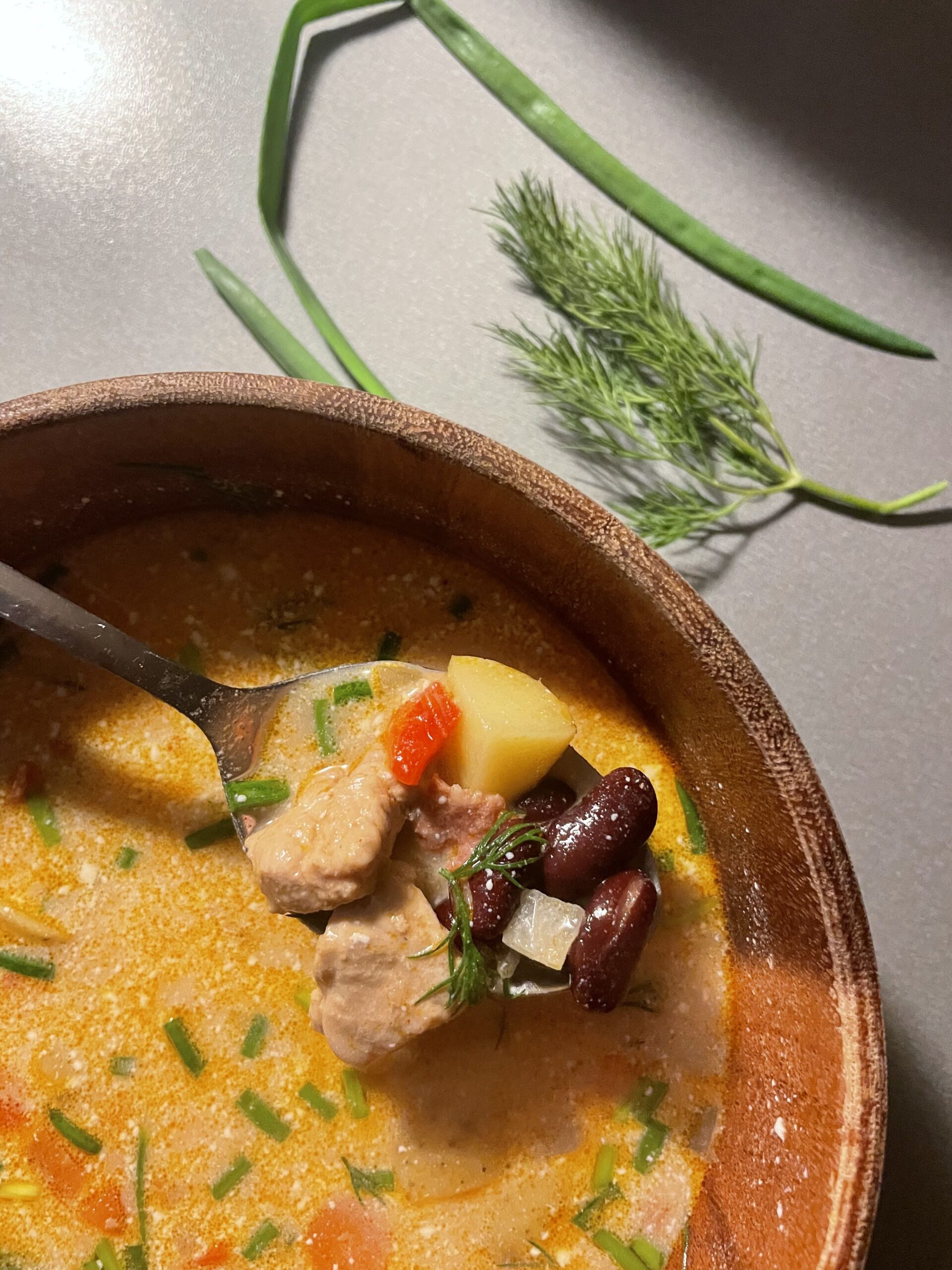 Pupiņu zupa ar cūkgaļu un visu ko