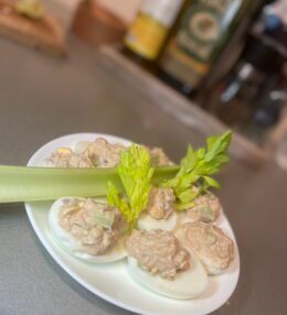 Pildītas olas ar tunzivi un seleriju