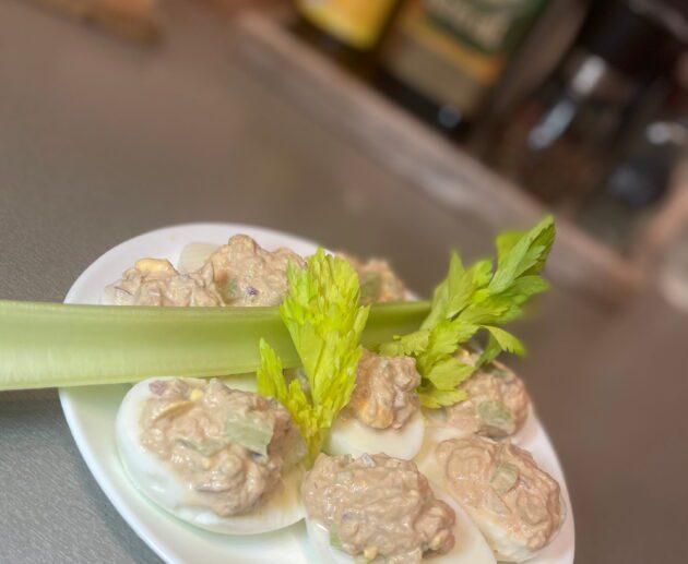 Pildītas olas ar tunzivi un seleriju