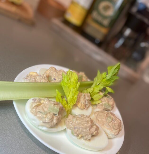 Pildītas olas ar tunzivi un seleriju